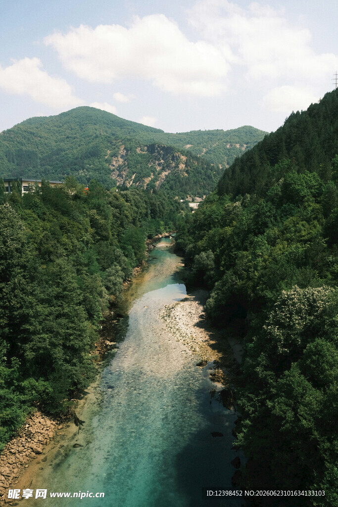 青山绿水间的澄澈溪流