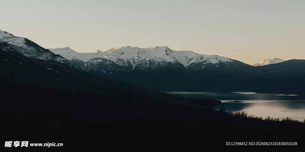 湖畔雪山暮色美景
