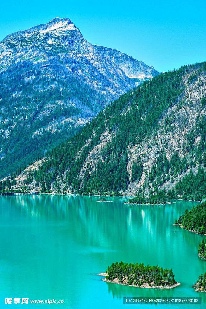碧绿湖水与巍峨山峦美景