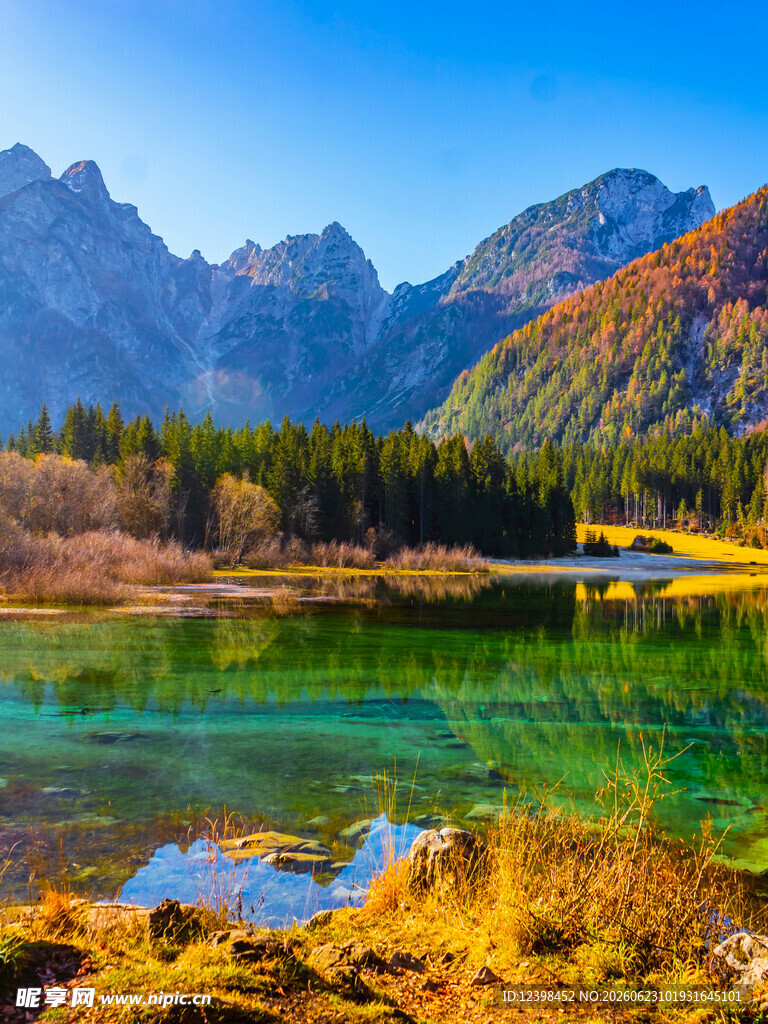山间碧湖秋景图
