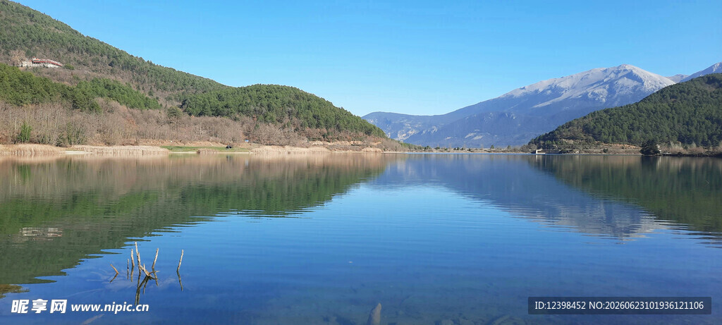 宁静山水倒影图