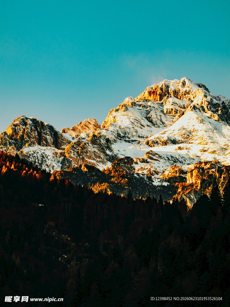 金色光芒照耀的巍峨山峰