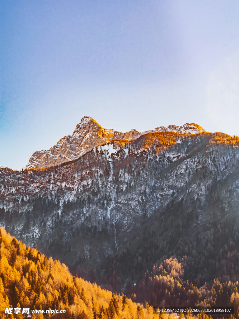 秋日雪山壮丽风光
