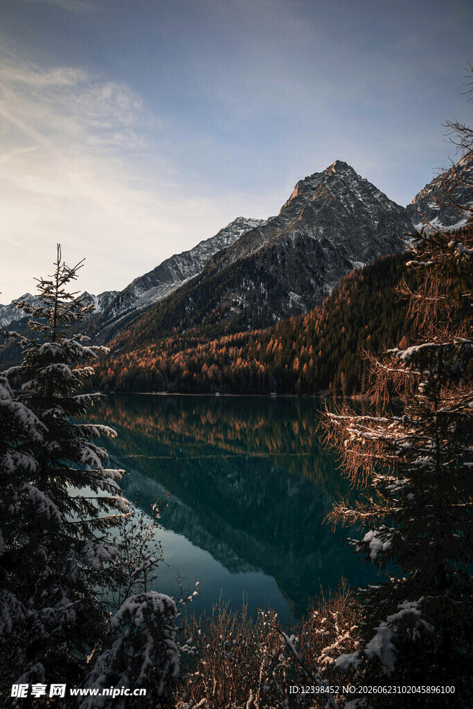 山间幽蓝湖泊与壮丽山峰