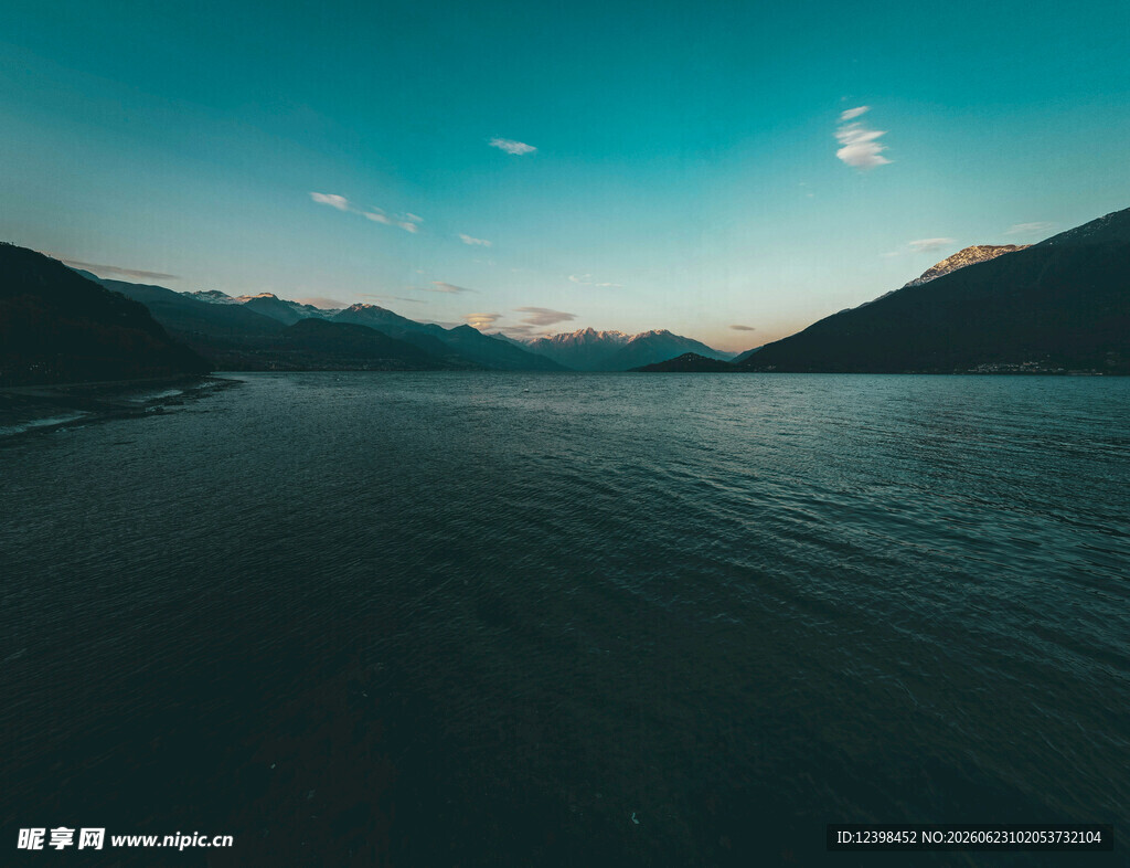 宁静湖畔的黄昏美景