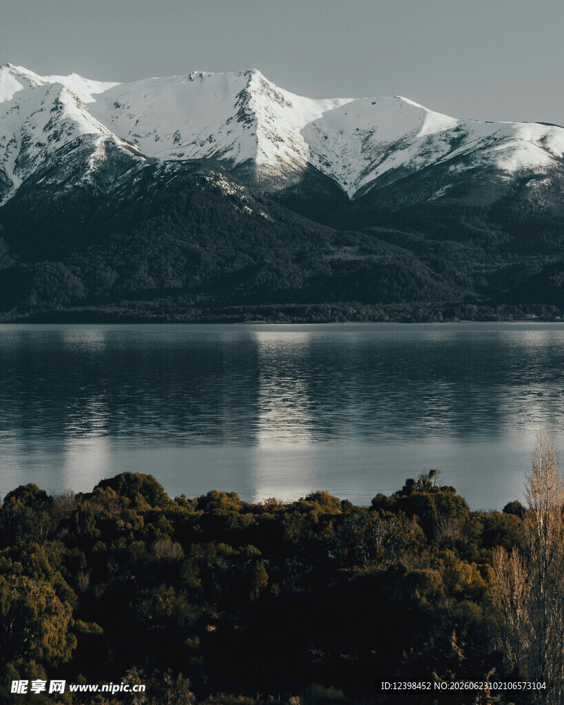 雪山下的静谧湖泊风光