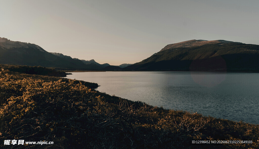 湖畔黄昏美景