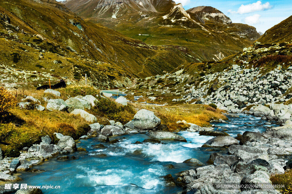 山间澄澈溪流美景
