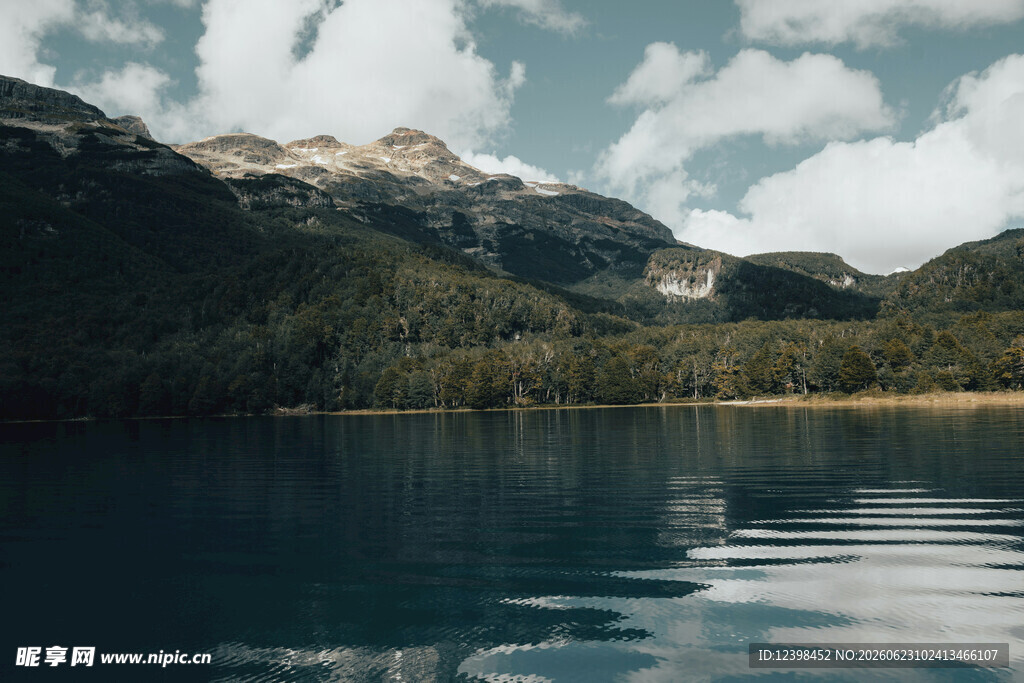 宁静山水间的美丽湖景