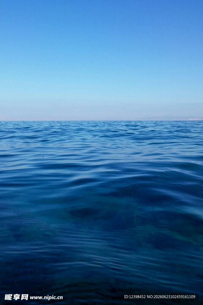 广阔蔚蓝海洋