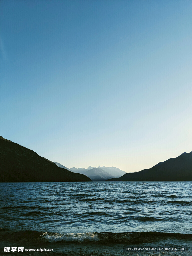 宁静湖景与远山