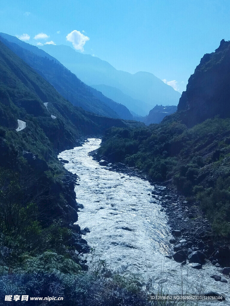 山间河流蜿蜒入景