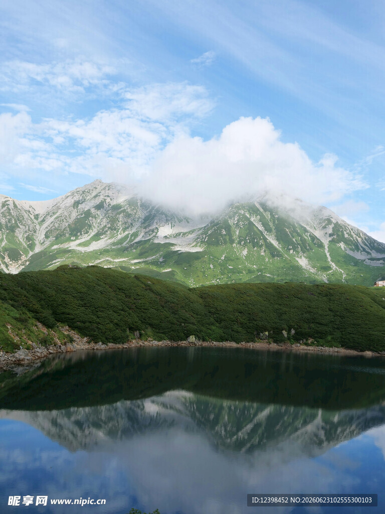 青山碧水间的湖光山色