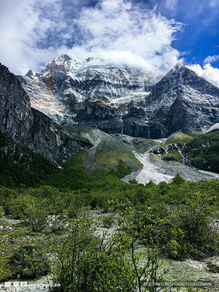 雪山下的山野风光