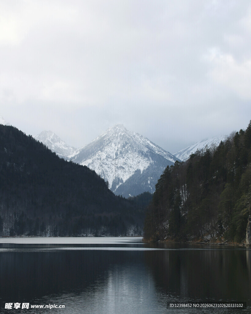 宁静山水间的雪山湖泊
