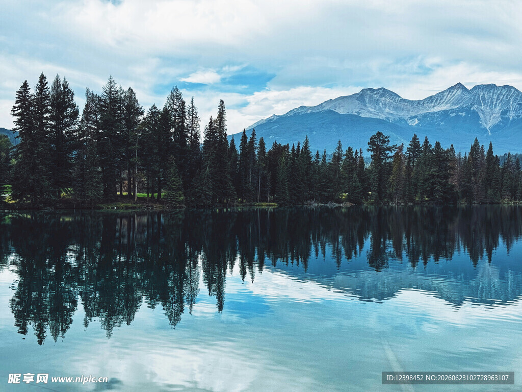 宁静湖景与远处山峦倒影