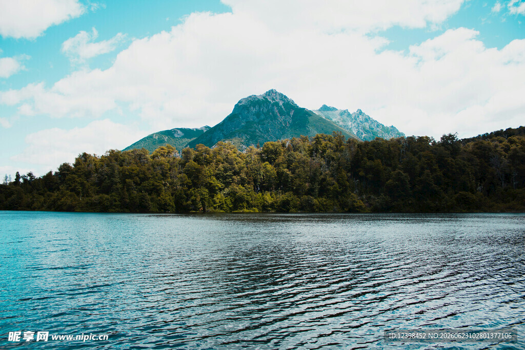 湖畔青山美景