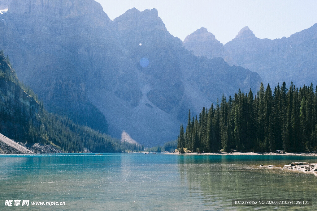宁静湖景与巍峨群山