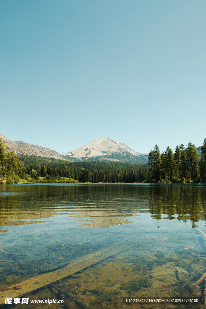 宁静湖畔山林美景