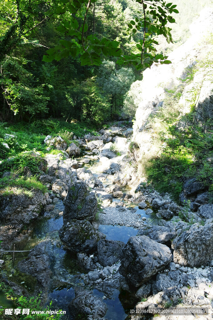 山间溪流
