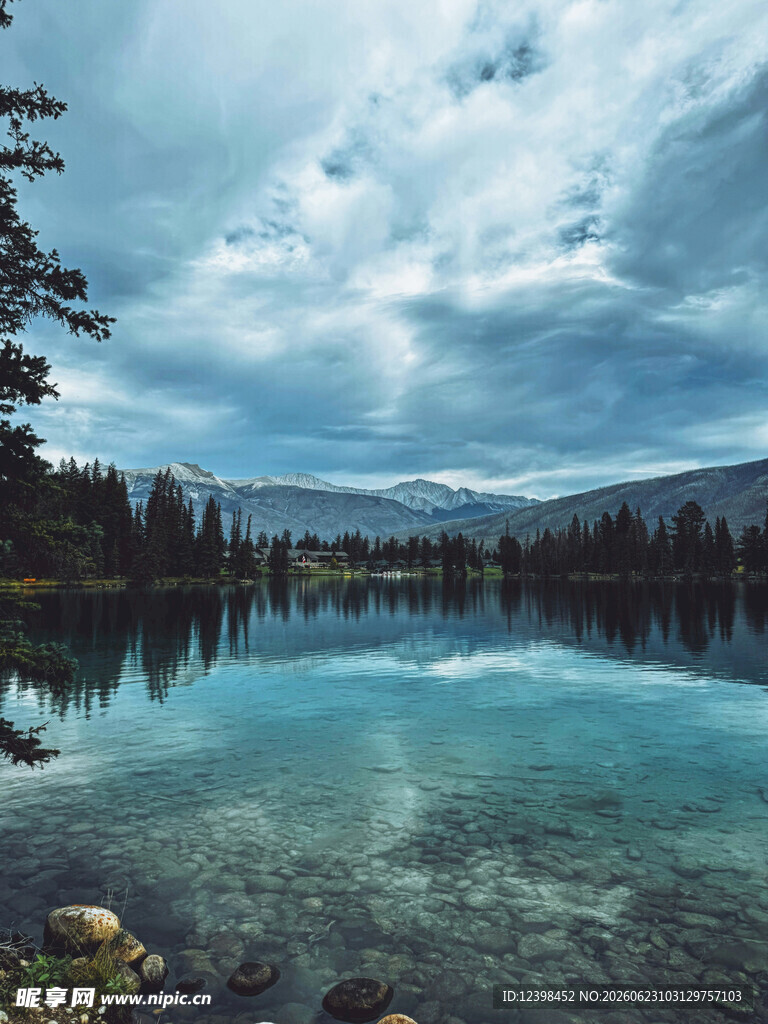 宁静湖景