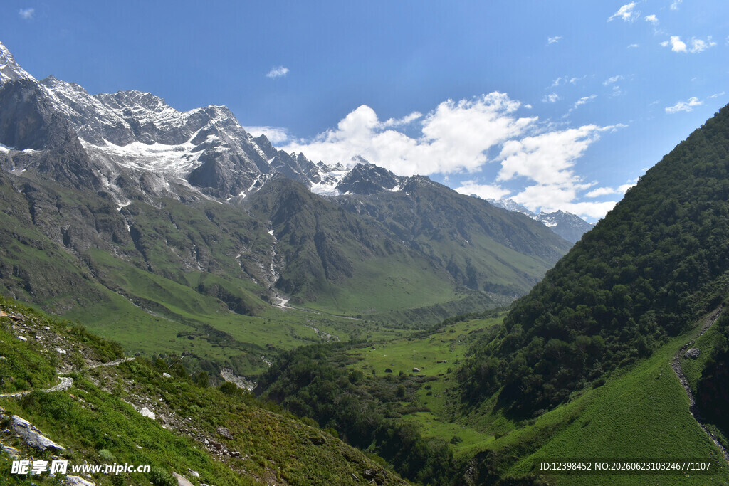 高山绿野间的壮丽自然风景