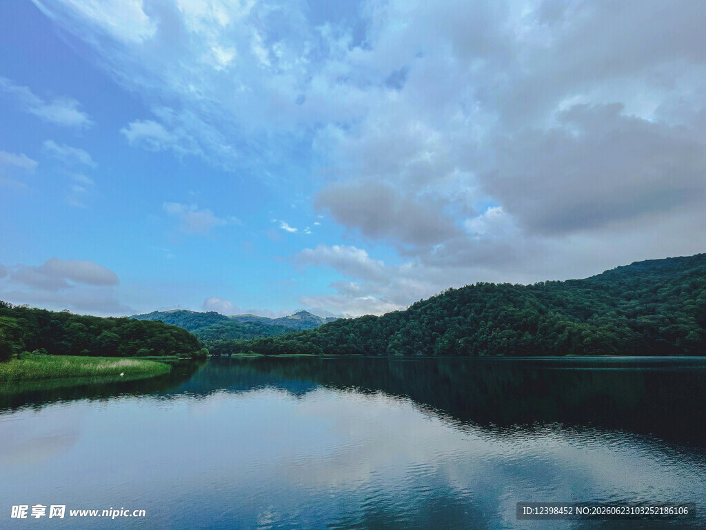 宁静山水湖景风光图