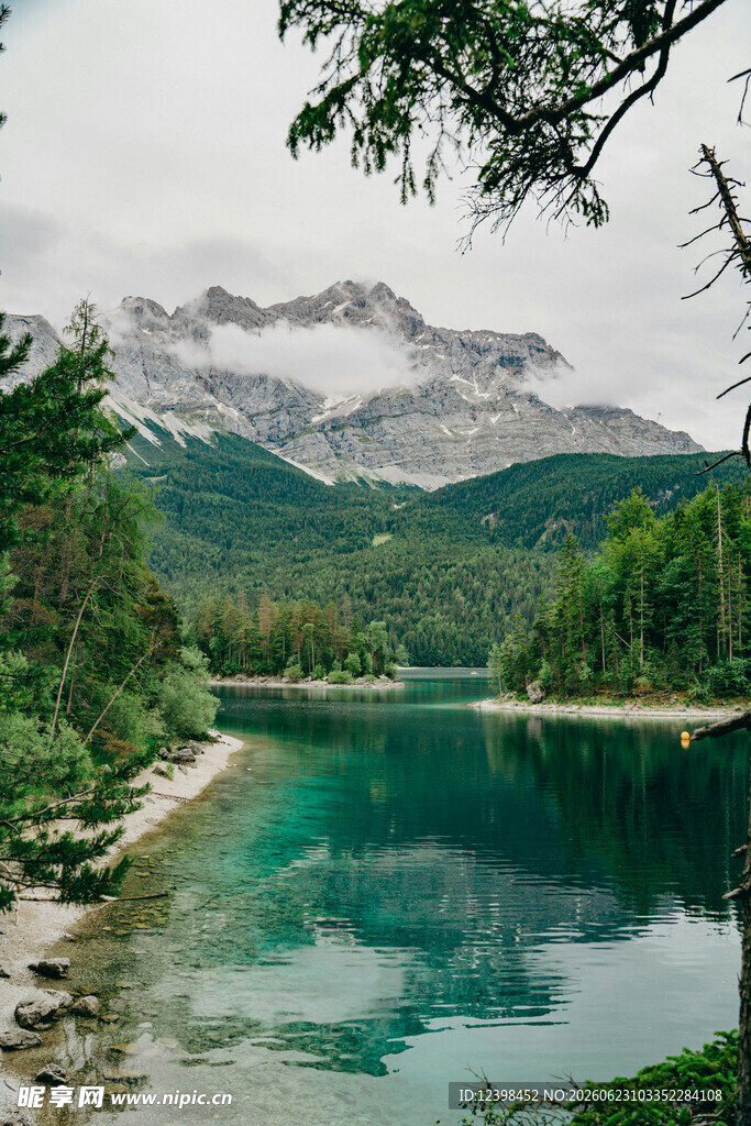 山间碧湖美景