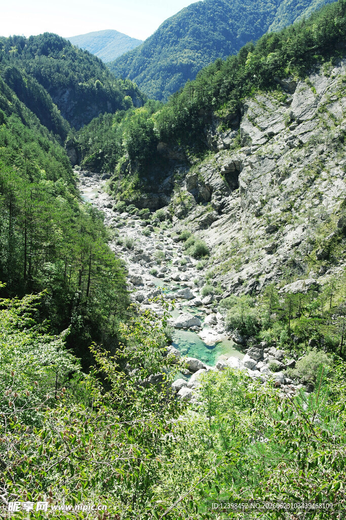 山间翠绿河谷风景图