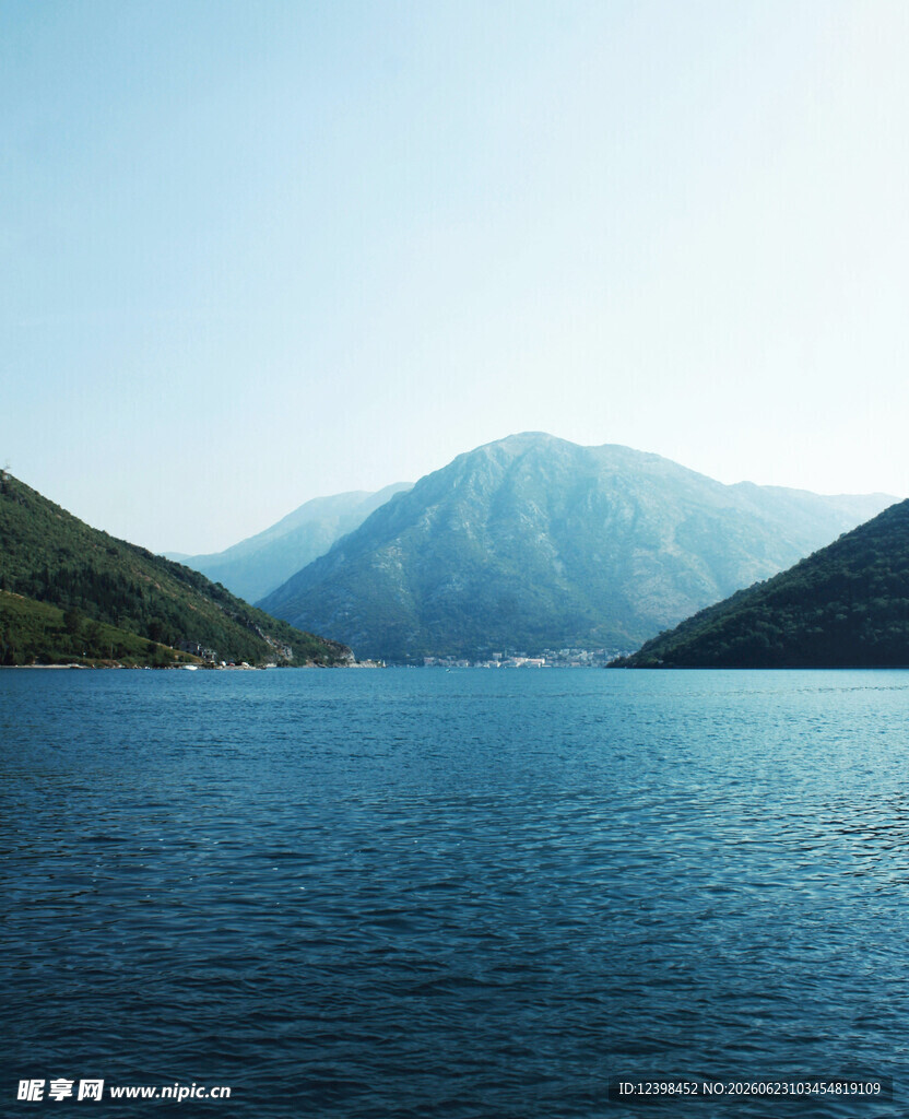 宁静山水间的广阔湖面
