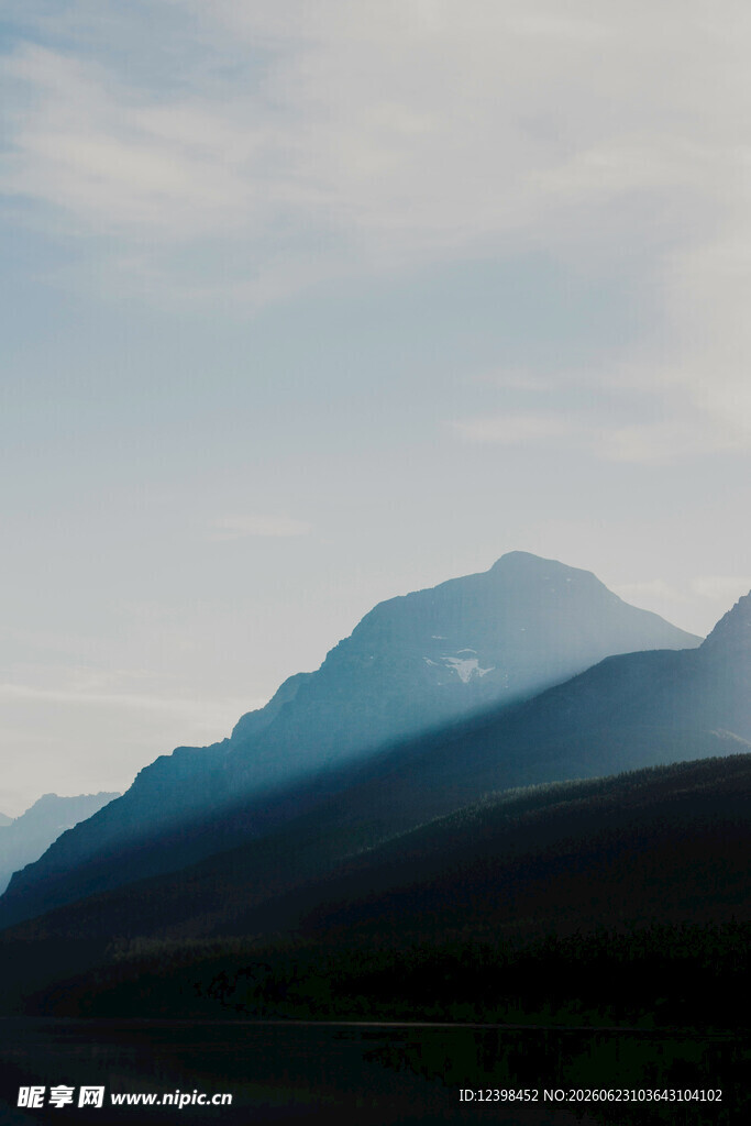 山间光影美景