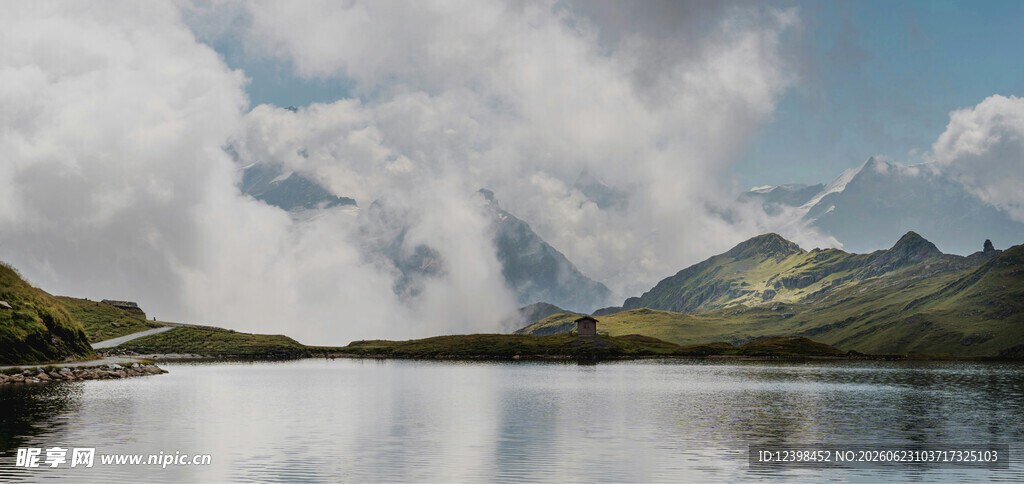 高山湖畔云雾缭绕美景