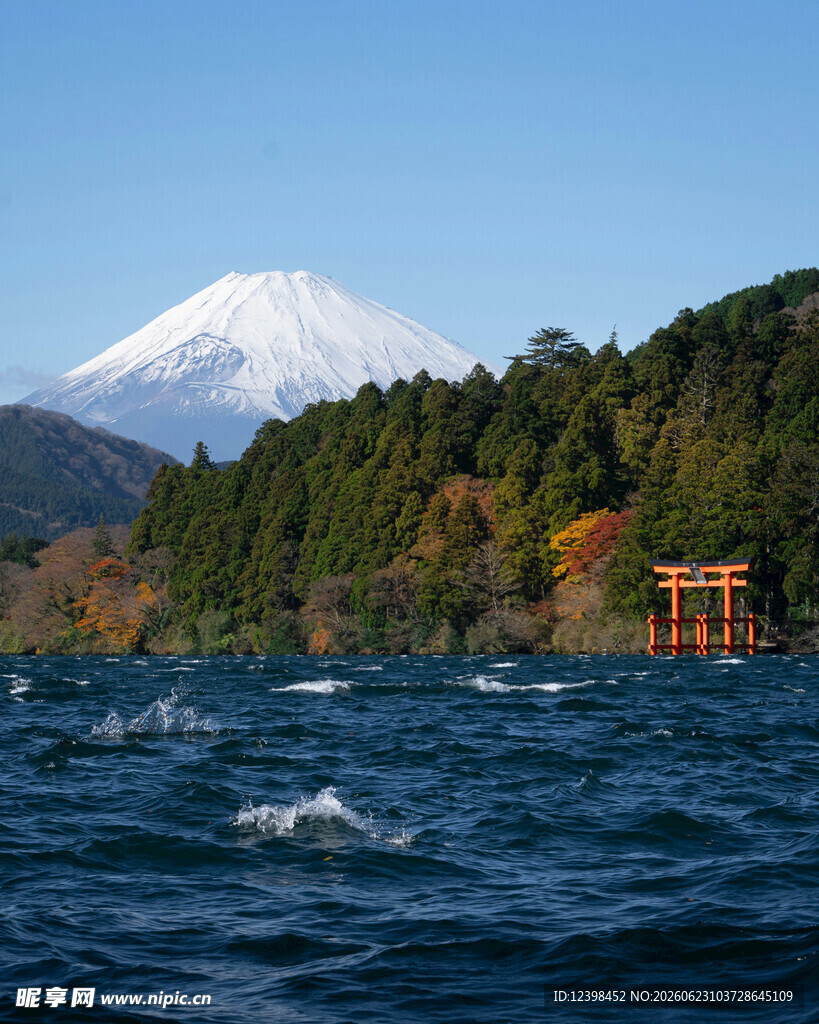 富士山下湖畔红色鸟居