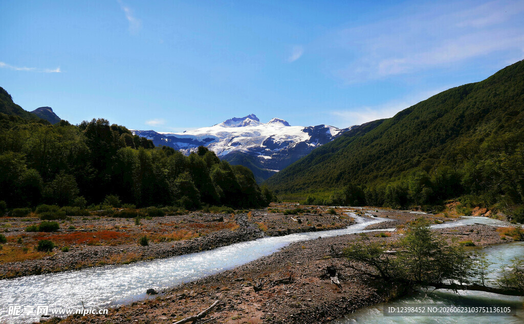山间溪流与远处雪山美景
