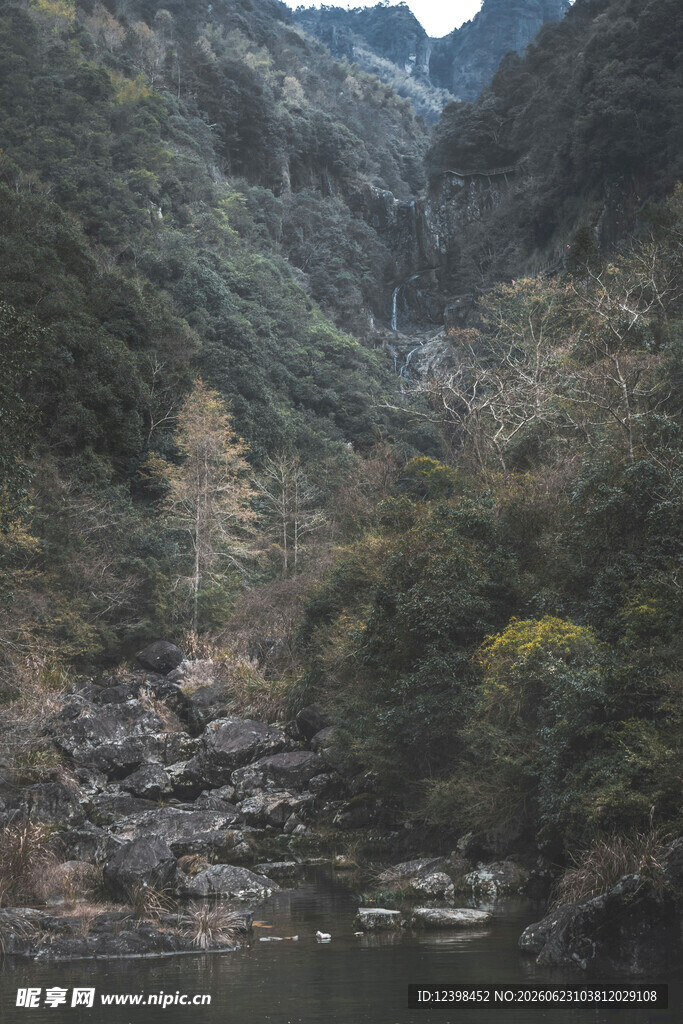 山间溪流