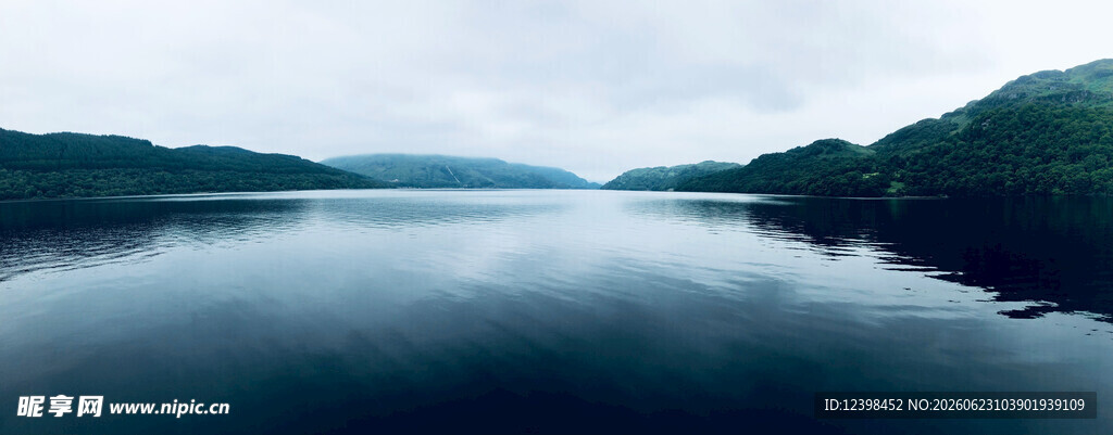 宁静湖面与两岸青山美景