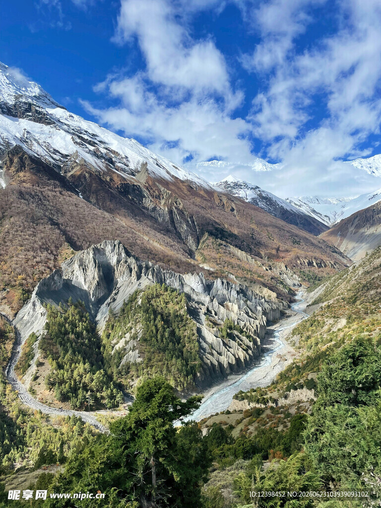 山间河谷壮丽自然风光