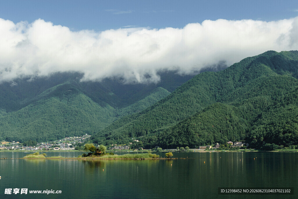 山水相依的宁静湖景