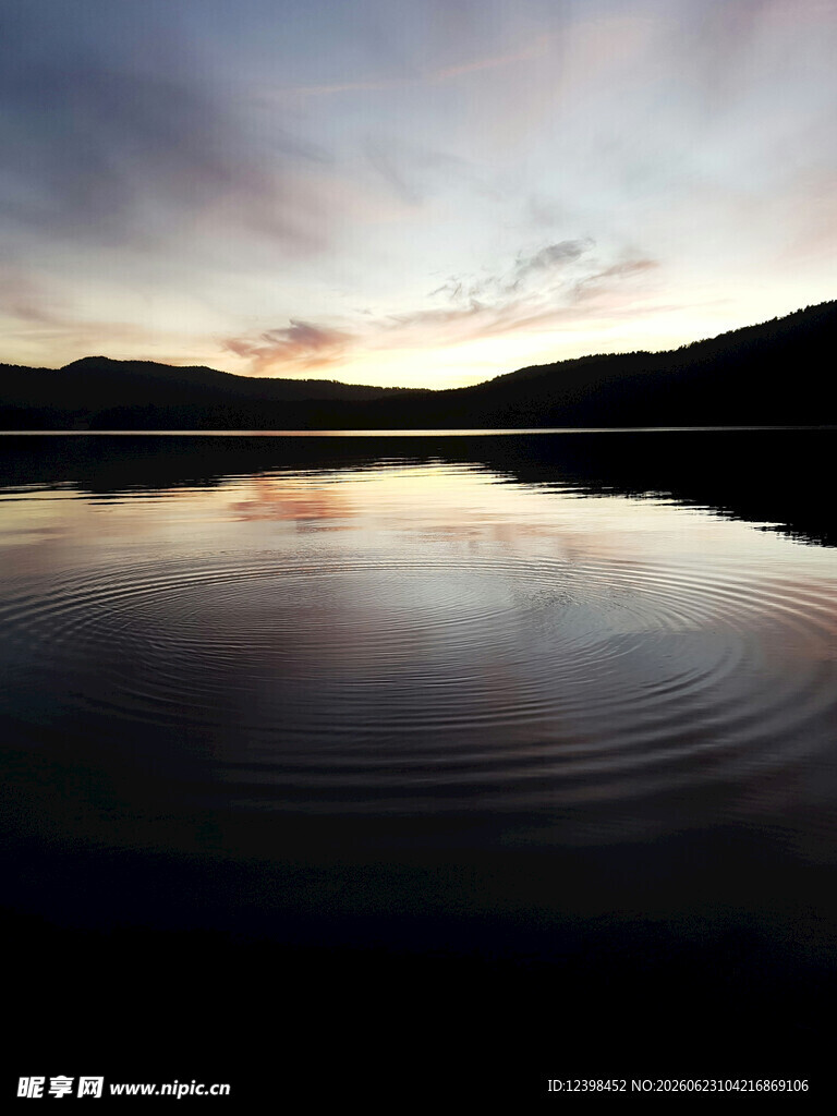 湖畔黄昏美景