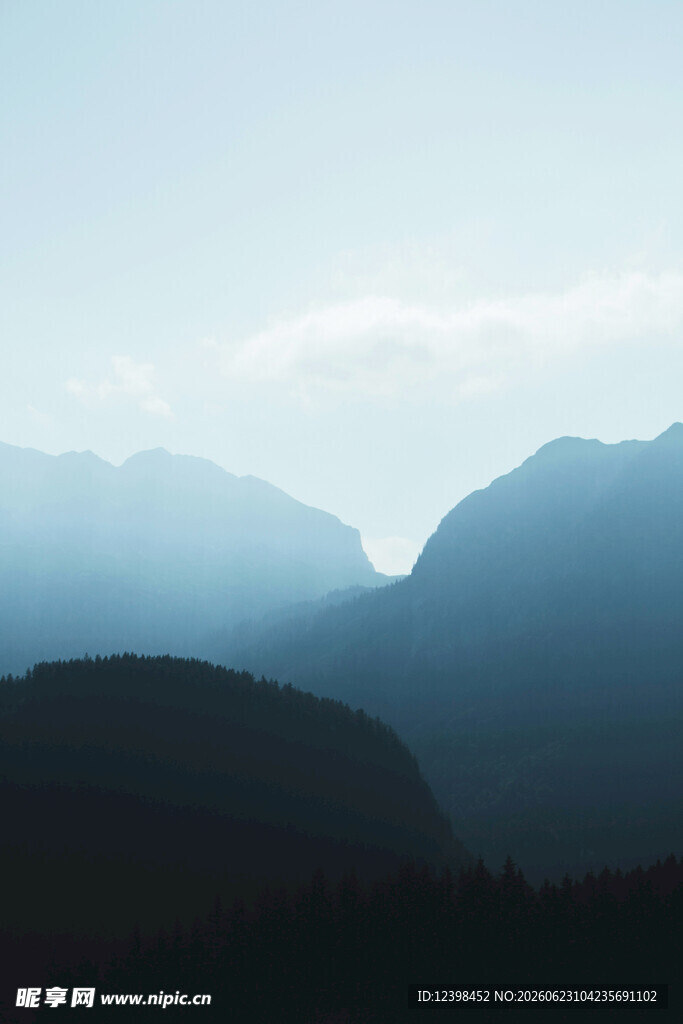 远山云雾间的朦胧景致