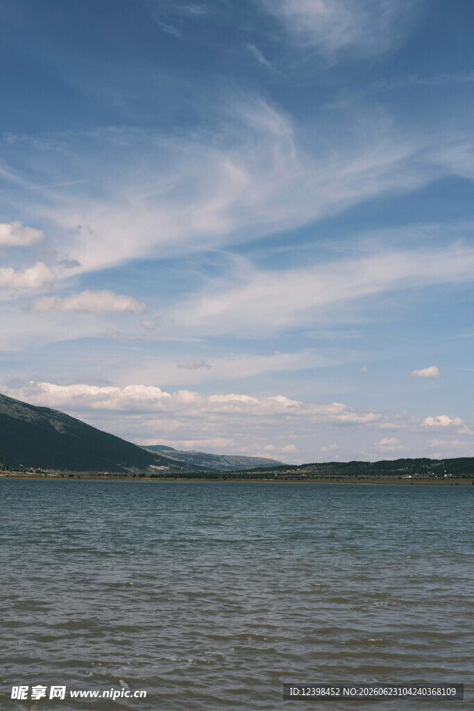 湖畔蓝天美景