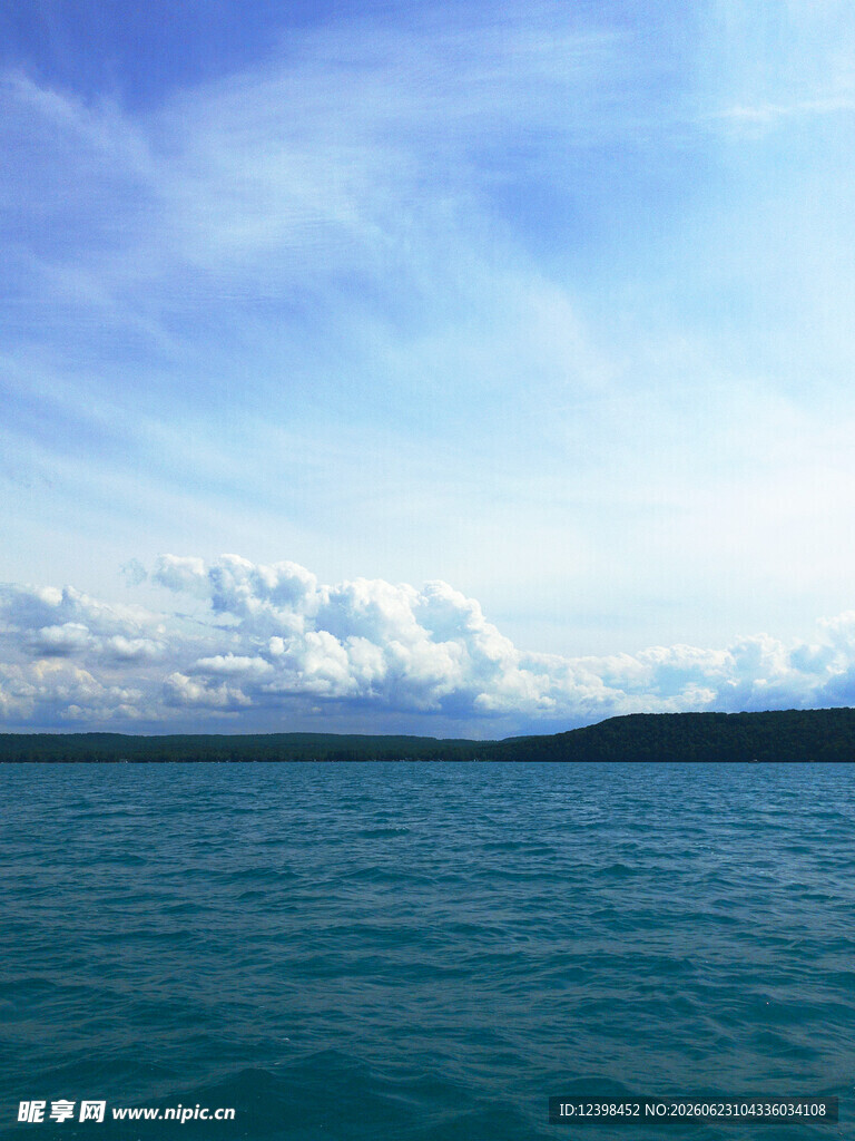 蔚蓝海面与天际的美丽景致