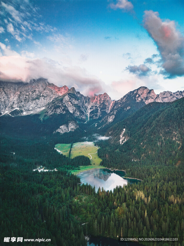 高山湖泊森林壮丽美景