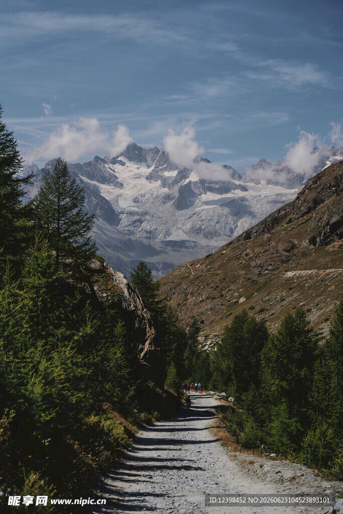 山间碎石路