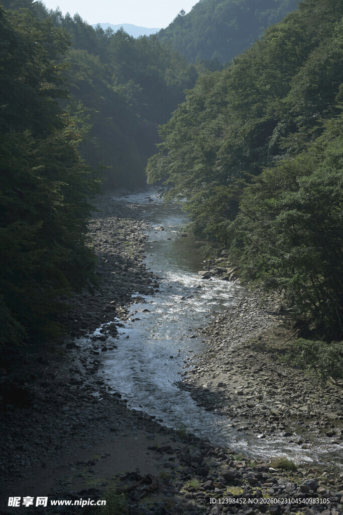 山间溪流