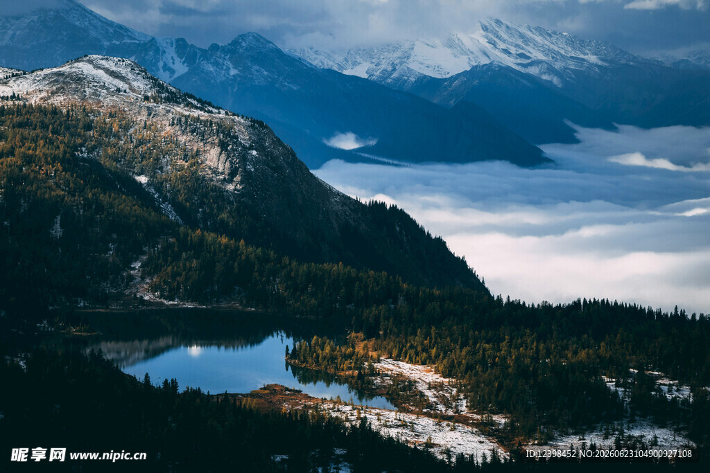 雪山环抱下的静谧湖泊