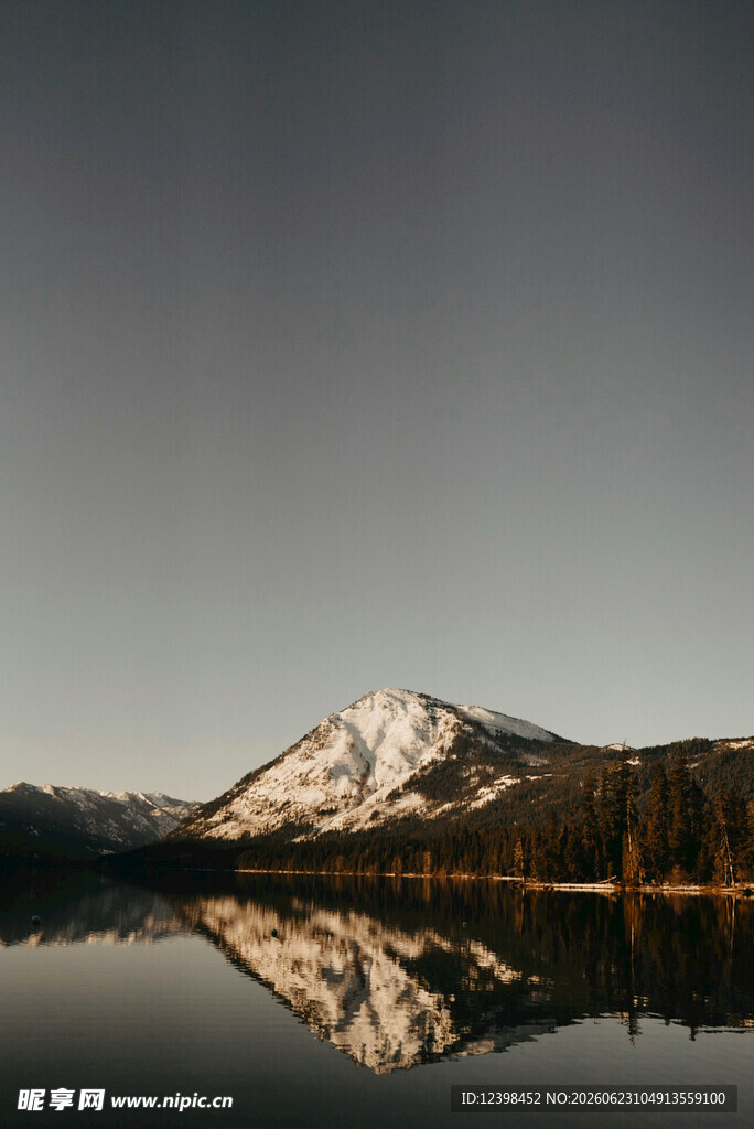 雪山倒映湖面的静谧美景