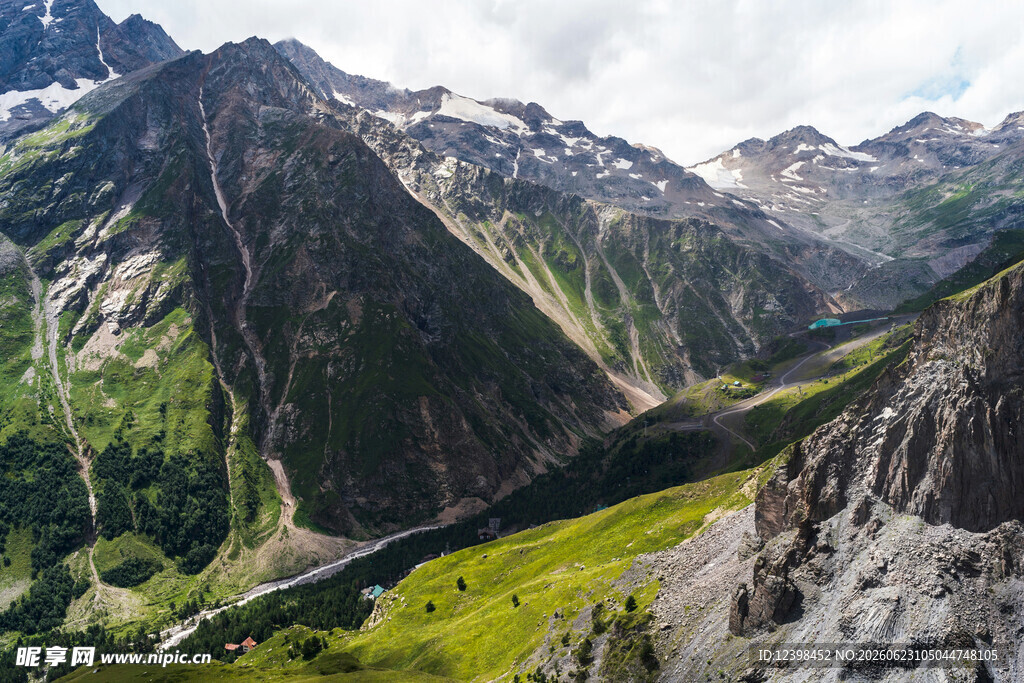 壮丽山谷间的高山美景