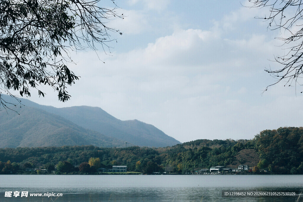 湖畔青山美景