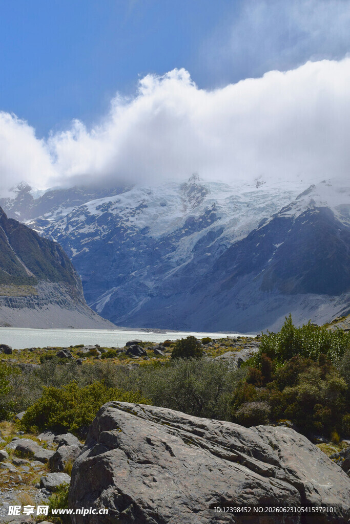 壮丽雪山下的岩石景观
